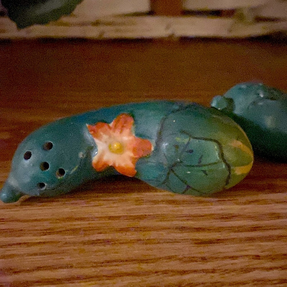 VINTAGE CUCUMBER SALT AND PEPPER SHAKERS - Picture 4 of 4